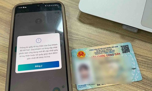 Ngân hàng thông báo với khách hàng khi giấy tờ tùy thân là Căn cước công dân hết hạn. Ảnh: Lương Hạnh