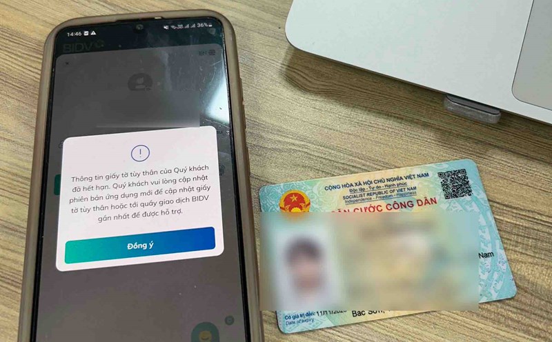 Ngân hàng thông báo với khách hàng khi giấy tờ tùy thân là Căn cước công dân hết hạn. Ảnh: Lương Hạnh