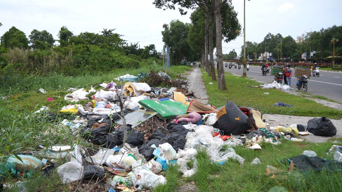 Vo Van Kiet Street is flooded with garbage (photo taken on July 22). Photo: Ta Quang