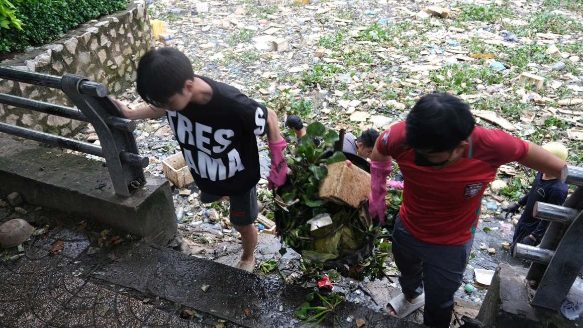 Some units have been mobilized to collect waste from canals and ditches. Photo: Phong Linh