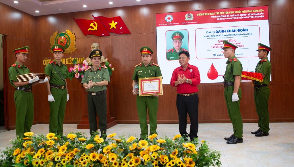 Tuyên dương 56 cá nhân tiêu biểu trong phong trào hiến máu tình nguyện năm 2024 của lực lượng Công an. Ảnh: Công an Kiên Giang