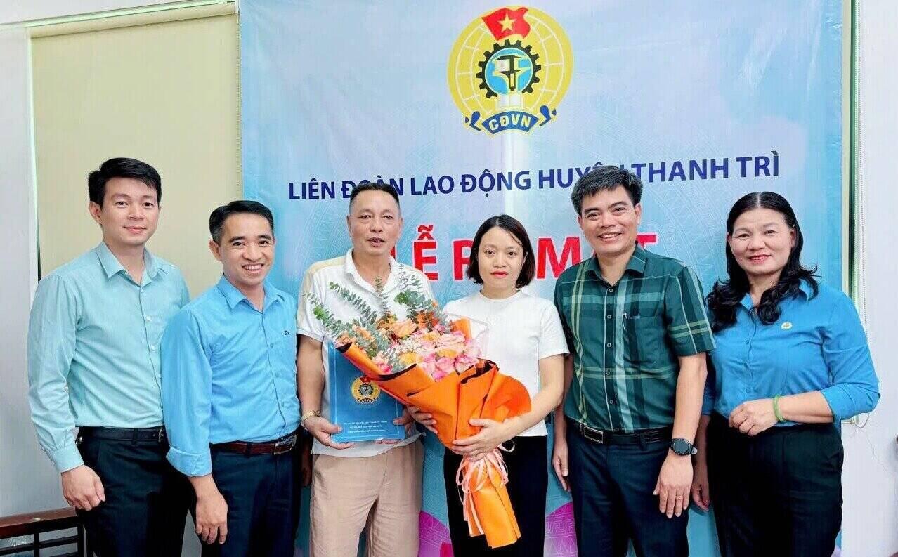 Lễ ra mắt Công đoàn cơ sở Công ty Cổ phần tư vấn thiết kế và in Long Việt. Ảnh: CĐCS