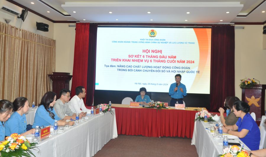 Ông Nguyễn Ngọc Ân - Ủy viên Đoàn Chủ tịch Tổng LĐLĐVN, Chủ tịch Công đoàn Giáo dục Việt Nam - điều hành phần thảo luận. Ảnh: Bảo Hân