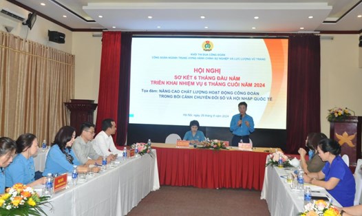 Ông Nguyễn Ngọc Ân - Ủy viên Đoàn Chủ tịch Tổng LĐLĐVN, Chủ tịch Công đoàn Giáo dục Việt Nam - điều hành phần thảo luận. Ảnh: Bảo Hân
