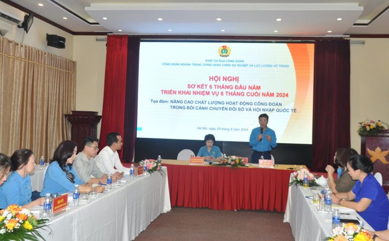 Ông Nguyễn Ngọc Ân - Ủy viên Đoàn Chủ tịch Tổng LĐLĐVN, Chủ tịch Công đoàn Giáo dục Việt Nam - điều hành phần thảo luận. Ảnh: Bảo Hân