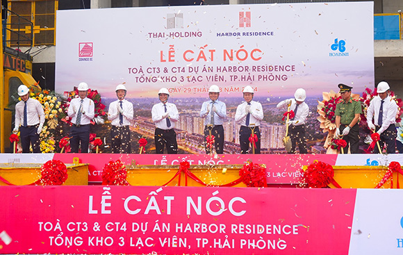 Các đại biểu dự lễ cất nóc 2 tòa chung cư thuộc Dự án nhà ở xã hội, Kho 3 Lạc Viên, quận Ngô Quyền, Hải Phòng. Ảnh: Cổng TTĐT Hải Phòng