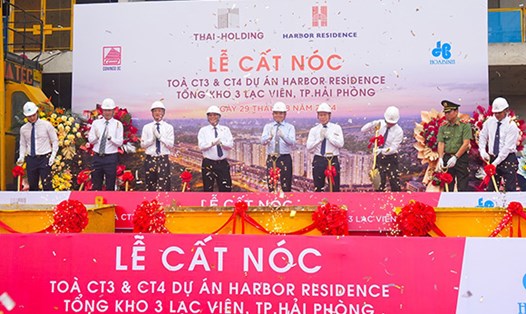 Các đại biểu dự lễ cất nóc 2 tòa chung cư thuộc Dự án nhà ở xã hội, Kho 3 Lạc Viên, quận Ngô Quyền, Hải Phòng. Ảnh: Cổng TTĐT Hải Phòng