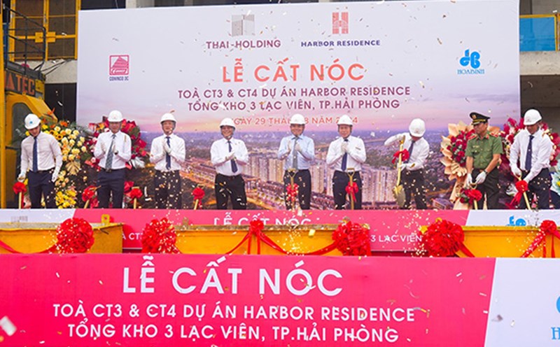 Các đại biểu dự lễ cất nóc 2 tòa chung cư thuộc Dự án nhà ở xã hội, Kho 3 Lạc Viên, quận Ngô Quyền, Hải Phòng. Ảnh: Cổng TTĐT Hải Phòng