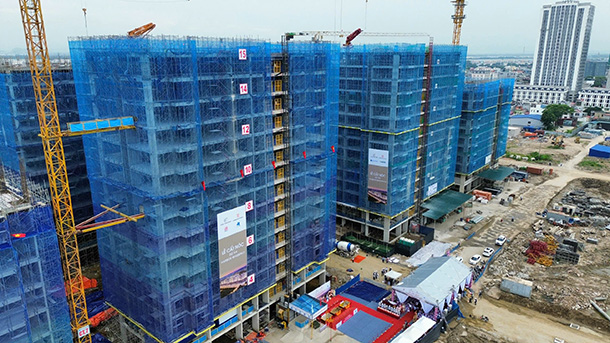 The roofs of two apartment buildings were lifted on the afternoon of August 29. Photo: Hai Phong Portal