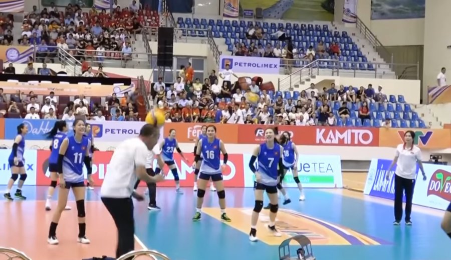 Coach Nguyen Tuan Kiet plays ghost volleyball with his students. Photo: Cut from video