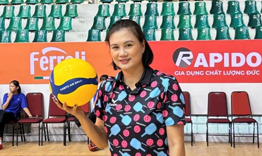 Cựu hoa khôi bóng chuyền Kim Huệ vẫn giữ những kỹ năng chơi điêu luyện. Ảnh: Facebook Kim Huệ