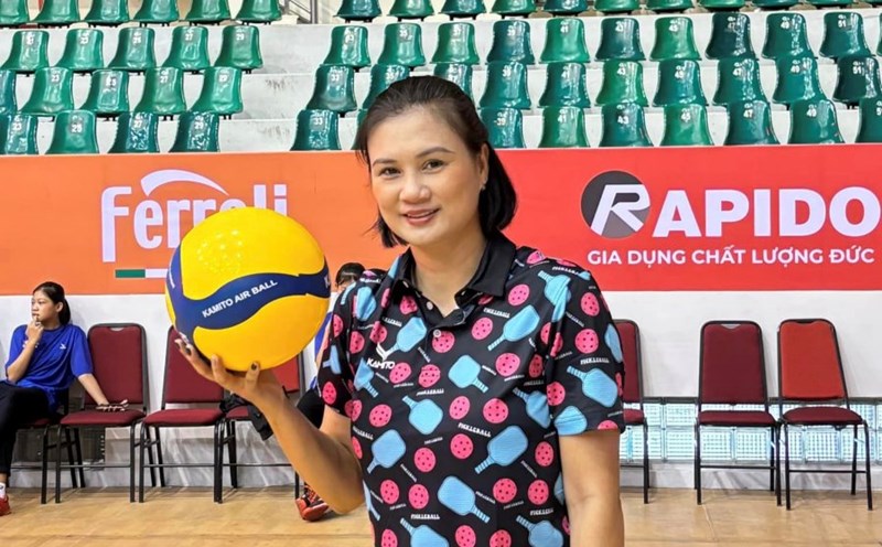 Cựu hoa khôi bóng chuyền Kim Huệ vẫn giữ những kỹ năng chơi điêu luyện. Ảnh: Facebook Kim Huệ