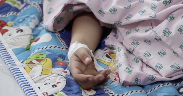 Bệnh nhân ung thư được truyền dinh dưỡng qua đường tĩnh mạch. Ảnh: BSCC