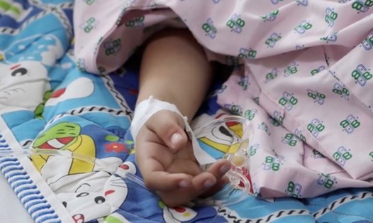 Bệnh nhân ung thư được truyền dinh dưỡng qua đường tĩnh mạch. Ảnh: BSCC