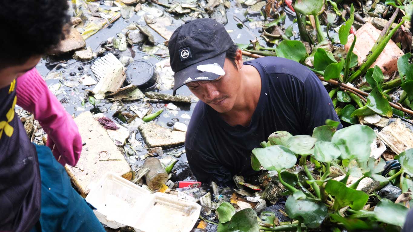 Dọn rác, giải cứu kênh rạch Cần Thơ.