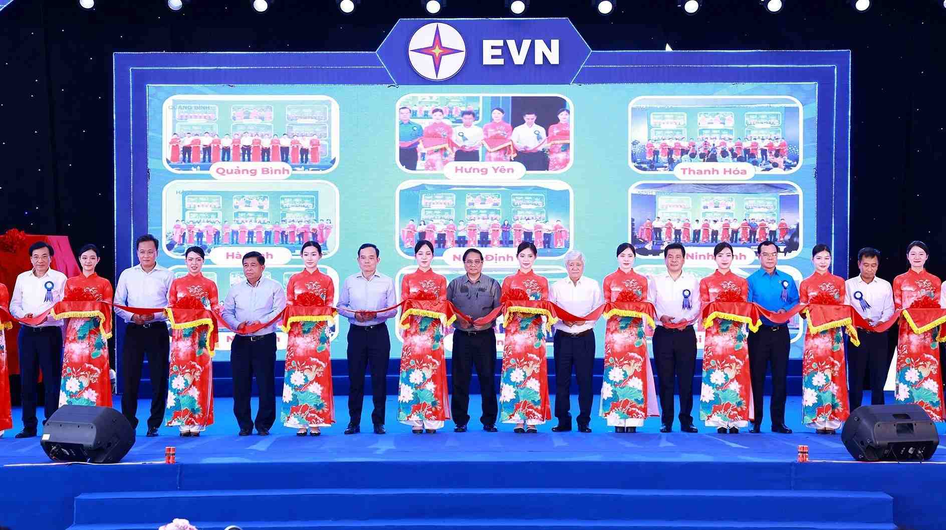 Ủy viên Bộ Chính trị, Thủ tướng Chính phủ Phạm Minh Chính và đại biểu cắt băng khánh thành các dự án đường dây 500 kV mạch 3 Quảng Trạch - Phố Nối. Ảnh: TTXVN