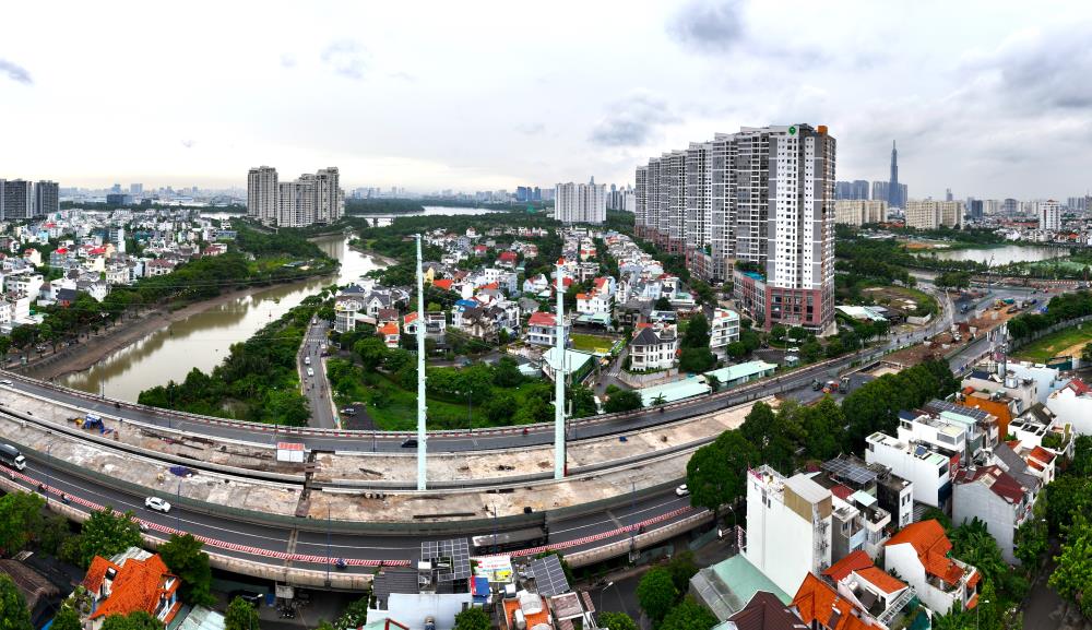   Giong Ong To 2 Bridge completed on September 30 and HC1-1 tunnel completed in December will help reduce traffic pressure in the area.