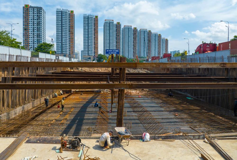 The tunnel section from K7-K12 of the HC1-2 underpass (on Mai Chi Tho Street connecting to the expressway) has reached about 30% progress. "Currently, there is only a level ground for the construction of the tunnel section from K7-K9. The contractor is assembling the formwork to pour concrete for the walls of the two tunnel sections K8-K9. After completing the construction of the three sections K7, K8, K9, the tunnel cover will be closed and the level ground will be restored, allowing vehicles to move on the tunnel," said a representative of the construction unit.