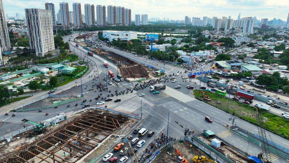 Every day, the number of vehicles passing through this area is estimated at 22,000 vehicles, including many container trucks, tankers, dump trucks... going to Cat Lai port and the Ho Chi Minh City - Long Thanh - Dau Giay expressway. This place often has a situation of vehicles lining up one after another during rush hour. Ho Chi Minh City leaders have requested to speed up the completion of the most complicated intersection construction project at present.