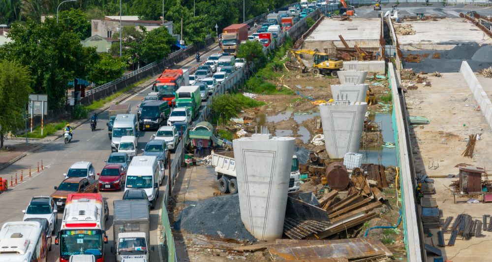 Các trụ cầu thuộc nhánh cầu vượt N2 (gói xây lắp số 11), khởi công ngày 16.1, đã thi công xong 6 cọc khoan nhồi và lắp đặt các trụ. Tiến độ dự kiến vào tháng 5.2025 sẽ làm hoàn tất cọc khoan nhồi, các mố trụ cầu, sàn giảm tải và kết cấu nhịp...