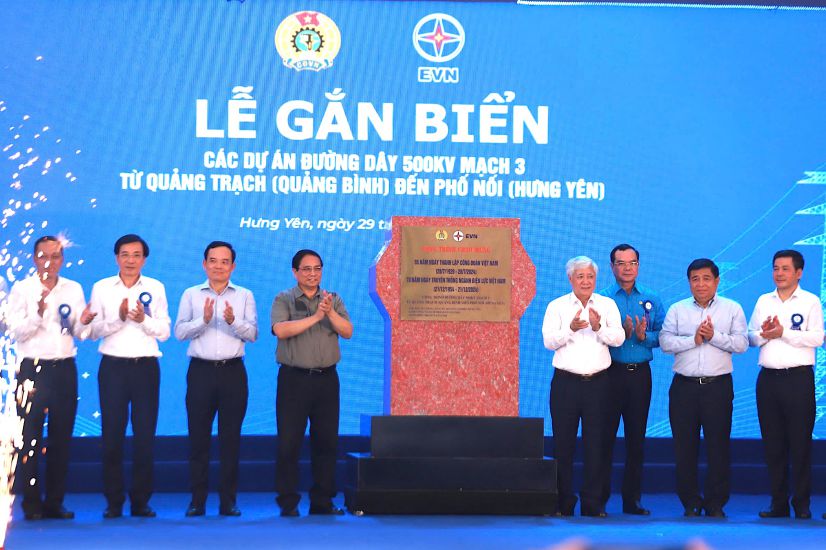 Ủy viên Bộ Chính trị, Thủ tướng Chính phủ Phạm Minh Chính và các đồng chí lãnh đạo Đảng, Nhà nước, lãnh đạo các bộ ngành, địa phương, lãnh đạo EVN, EVNNPT gắn biển Công trình chào mừng 95 năm thành lập Công đoàn Việt Nam. Ảnh: Cường Ngô