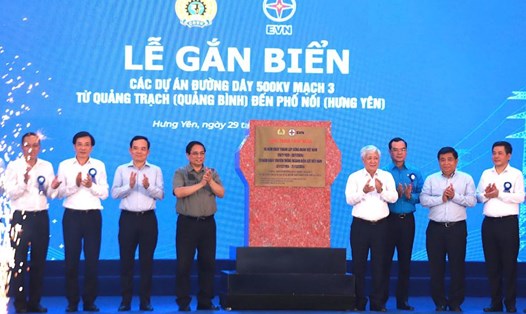 Ủy viên Bộ Chính trị, Thủ tướng Chính phủ Phạm Minh Chính và các đồng chí lãnh đạo Đảng, Nhà nước, lãnh đạo các bộ ngành, địa phương, lãnh đạo EVN, EVNNPT gắn biển Công trình chào mừng 95 năm thành lập Công đoàn Việt Nam. Ảnh: Cường Ngô