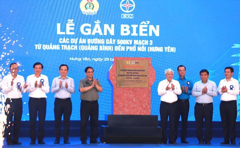 Ủy viên Bộ Chính trị, Thủ tướng Chính phủ Phạm Minh Chính và các đồng chí lãnh đạo Đảng, Nhà nước, lãnh đạo các bộ ngành, địa phương, lãnh đạo EVN, EVNNPT gắn biển Công trình chào mừng 95 năm thành lập Công đoàn Việt Nam. Ảnh: Cường Ngô