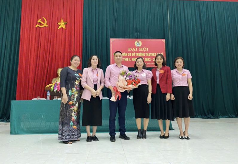 Nữ Chủ tịch Công đoàn Bùi Thị Hoài Kim Ngân (bìa trái) luôn hết lòng vì đoàn viên. Ảnh: Nhân vật cung cấp