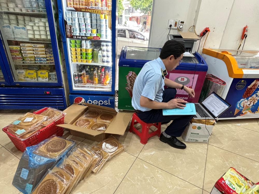 Cơ quan chức năng lập biên bản tại hiện trường. Ảnh: Cục quản lý thị trường tỉnh Hải Dương