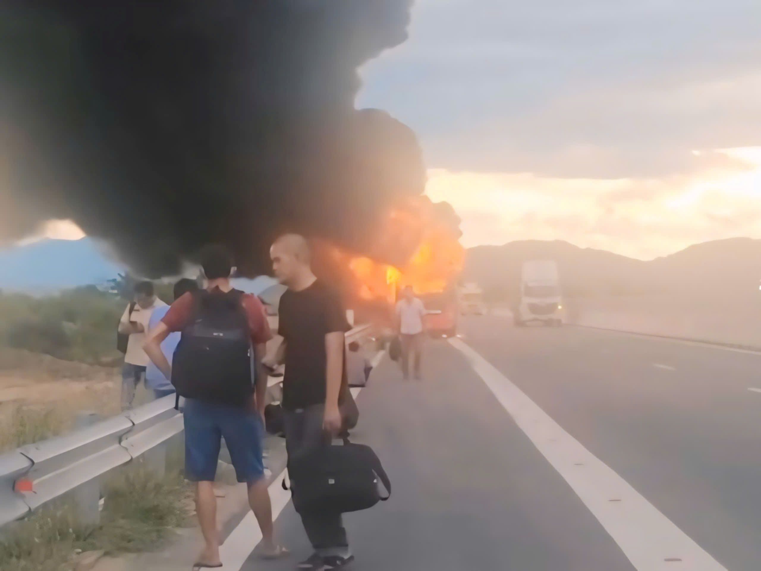 Many passengers managed to escape from the bus before it caught fire. Photo: Huu Long