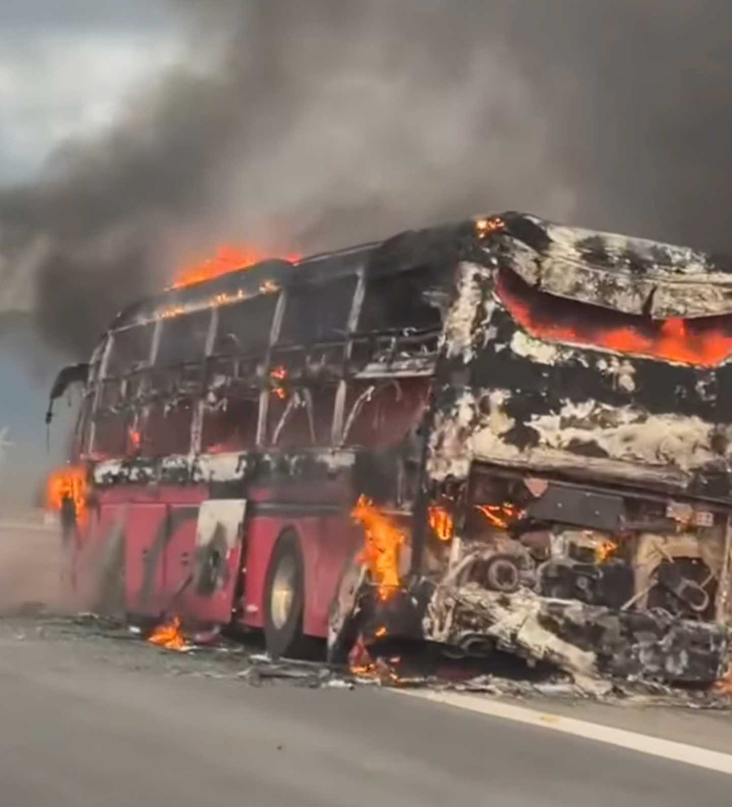 Image of a 44-seat passenger bus on fire while traveling on the Cam Lam - Vinh Hao highway. Photo: Huu Long