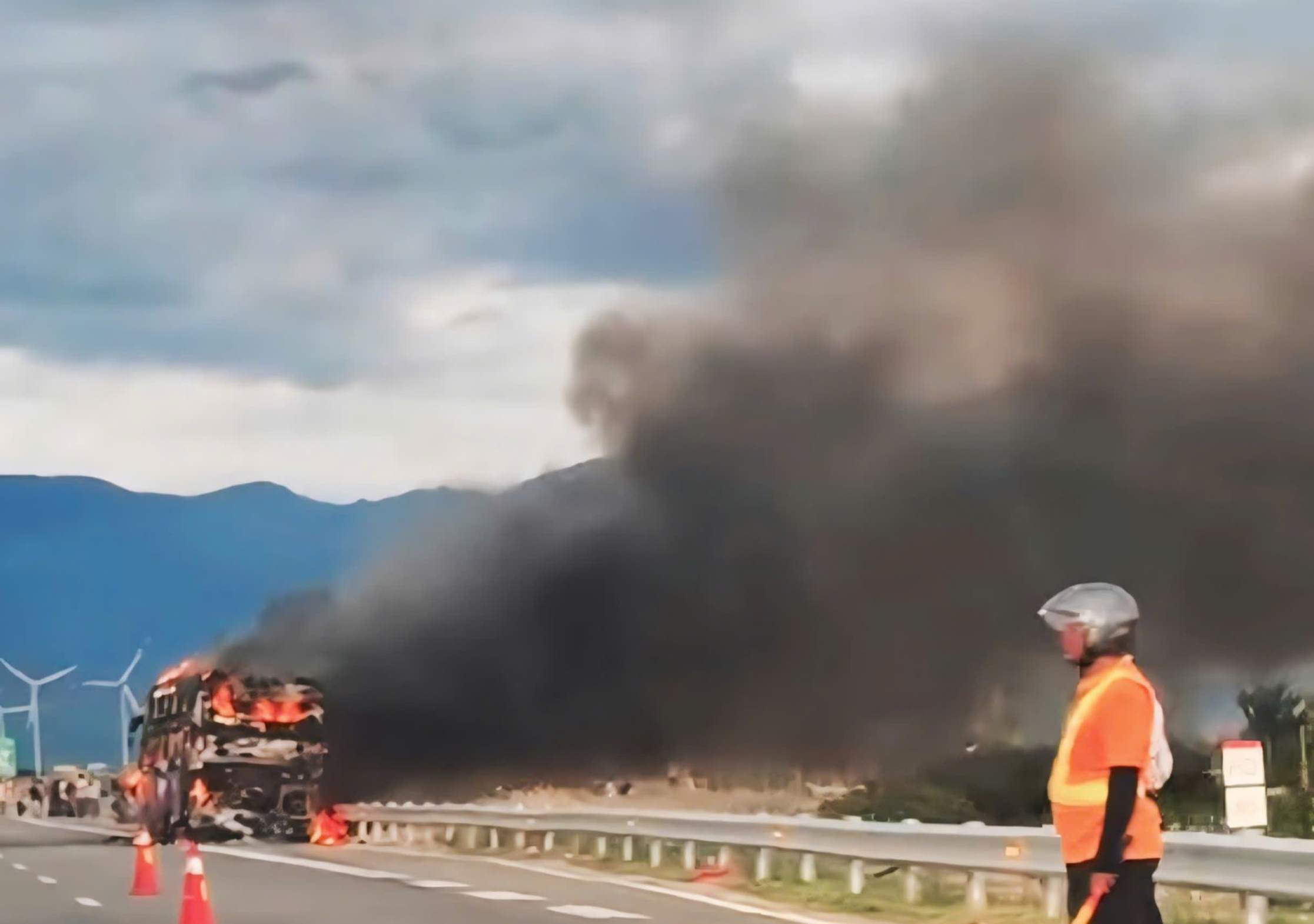 Hiện trường vụ cháy xe khách trên cao tốc Cam Lâm - Vĩnh Hảo. Ảnh: Hữu Long