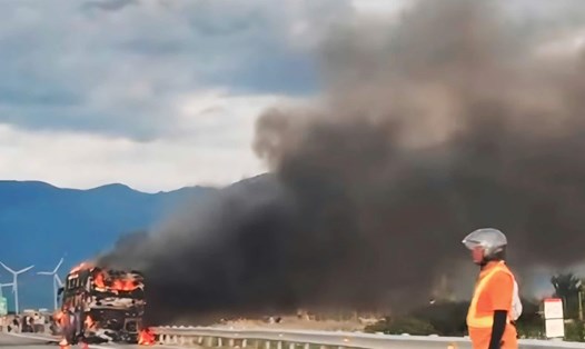 Hiện trường vụ cháy xe khách trên cao tốc Cam Lâm - Vĩnh Hảo. Ảnh: Hữu Long