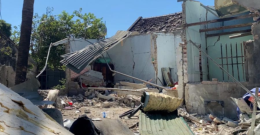 Hiện trường vụ nổ xảy ra tại căn nhà vợ chồng ông H.V.Q (60 tuổi, trú xóm Quyết Tiến, xã Tam Hợp, Quỳ Hợp, Nghệ An). Ảnh: Anh Tuấn