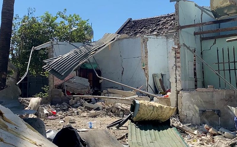 Hiện trường vụ nổ xảy ra tại căn nhà vợ chồng ông H.V.Q (60 tuổi, trú xóm Quyết Tiến, xã Tam Hợp, Quỳ Hợp, Nghệ An). Ảnh: Anh Tuấn