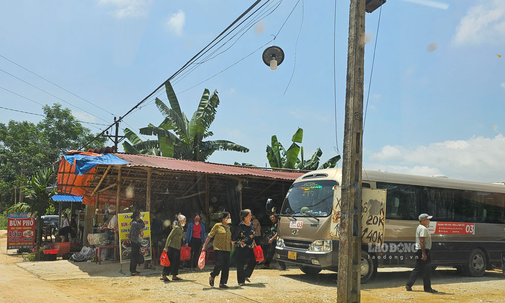 Patients are mainly from other provinces, locals do not come here to get medicine. Photo: Bao Nguyen