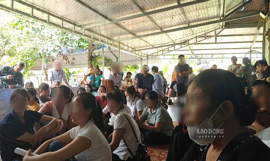 In the first days of the 7th lunar month, hundreds of patients lined up, desperately hoping to be “cured of cancer in 3 minutes” by the rumored miracle doctor in Yen Bai. Photo: Bao Nguyen