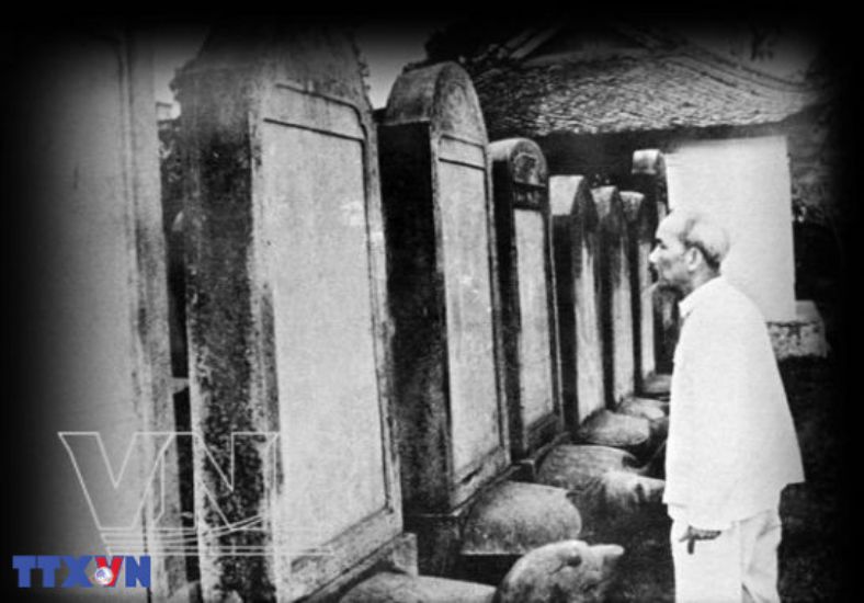 Chủ tịch Hồ Chí Minh xem văn bia Tiến sĩ năm 1960. Ảnh tư liệu TTXVN
