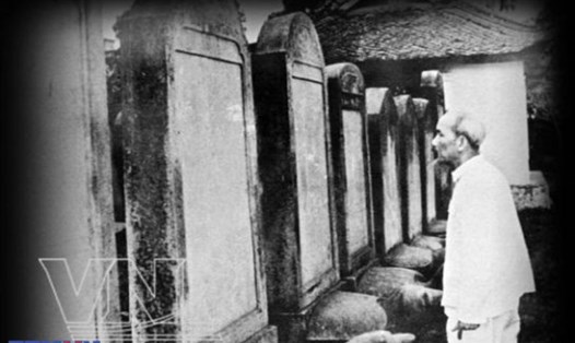 Chủ tịch Hồ Chí Minh xem văn bia Tiến sĩ năm 1960. Ảnh tư liệu TTXVN