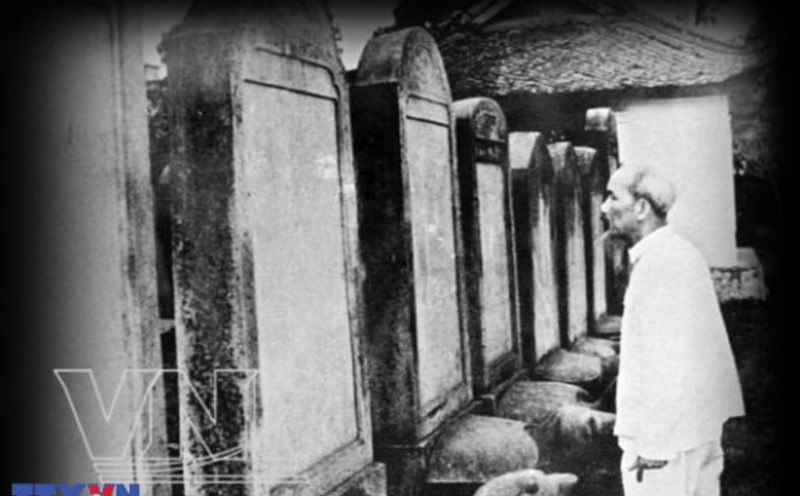 Chủ tịch Hồ Chí Minh xem văn bia Tiến sĩ năm 1960. Ảnh tư liệu TTXVN