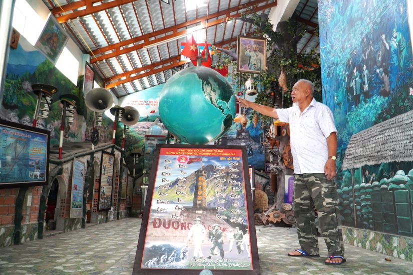 Cựu chiến binh Lâm Xuân Quang (70 tuổi) đã dành riêng một tầng lầu xây dựng “Không gian Hồ Chí Minh". Ảnh: Minh Tâm