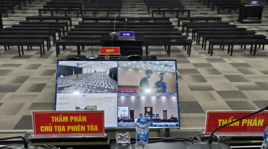 Các đại án với số lượng lớn người tham gia được TAND Hà Nội ứng dụng các công nghệ chuyển đổi số để xét xử, kết nối trực tiếp từ hội trường chính đến các hội trường khác. Ảnh: Quang Việt