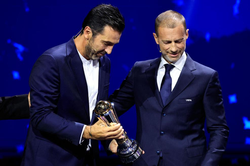 UEFA President Aleksander Ceferin presents the award to former goalkeeper Buffon. Photo: UEFA