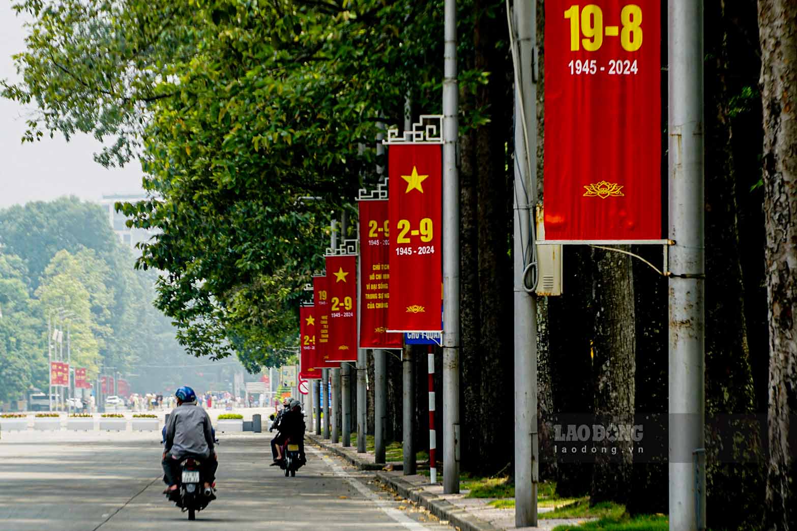 With the red color and many billboards, posters, and propaganda and motivational slogans, many streets of Hanoi seem to have taken on a new look.