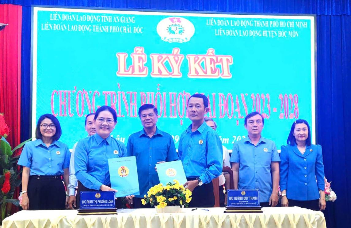 Huynh Duy Thanh, Chairman of Chau Doc City Labor Federation and Ms. Phan Thi Phuong Loan - Chairman of Hoc Mon District Labor Federation signed the cooperation program for the period 2023-2028. Photo: Kim Phung