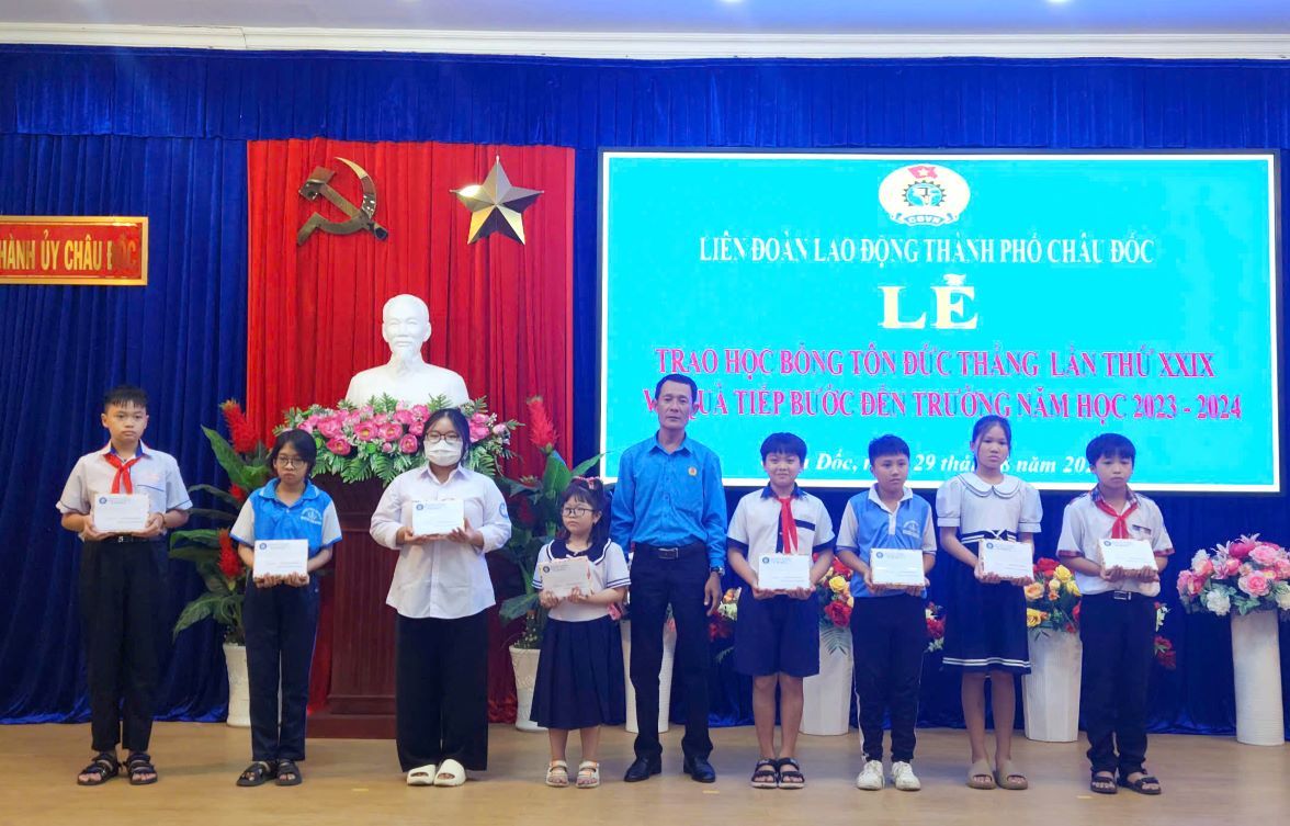 Huynh Duy Thanh - Chairman of Chau Doc City Labor Federation awarded the 29th Ton Duc Thang Scholarship to children of union members, workers and laborers who have overcome difficulties to study well. Photo: Kim Phung