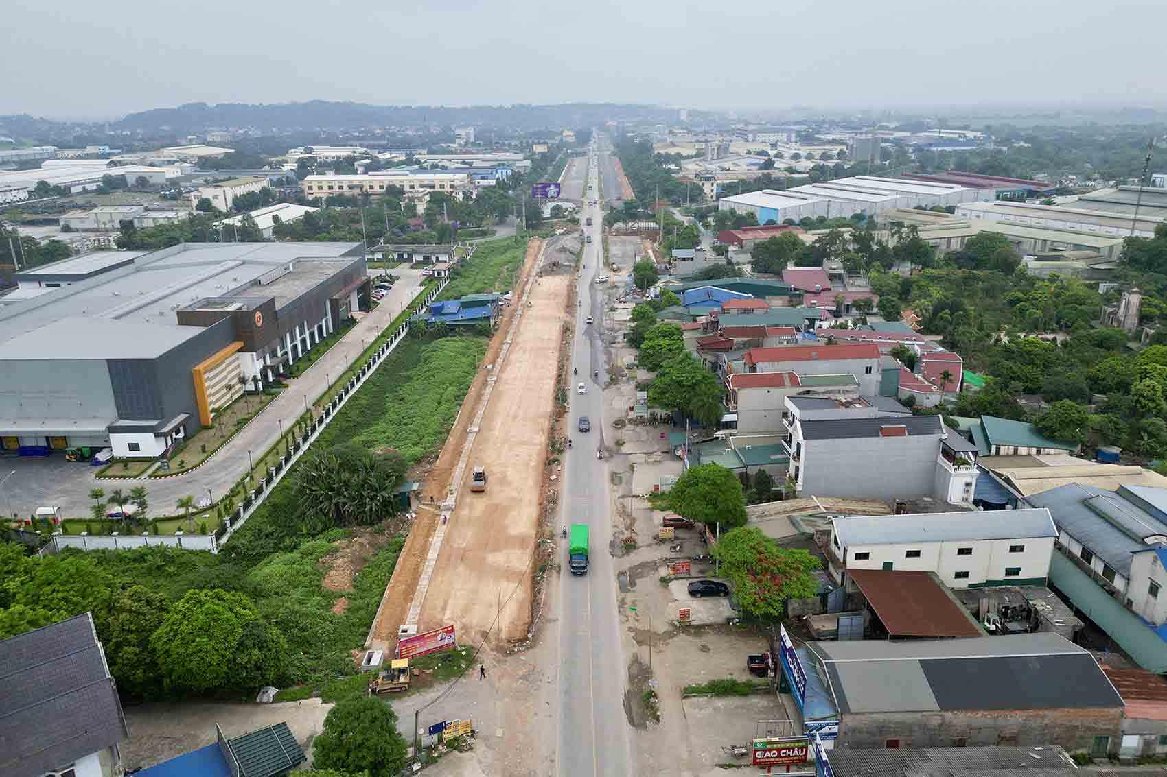 Hiện nhà thầu mới chỉ thi công ở một số đoạn tuyến đã được bàn giao mặt bằng. Ảnh: Hữu Chánh