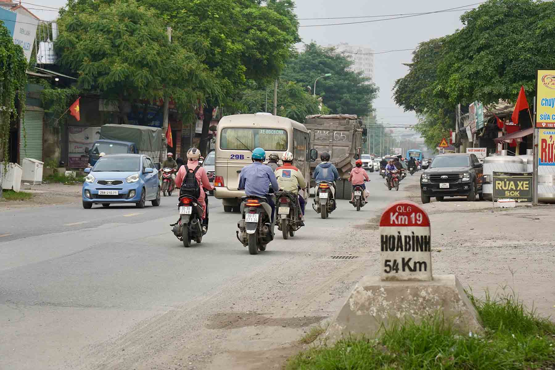 Quốc lộ 6 đoạn qua Hà Nội hiện có mặt cắt ngang nhỏ hẹp, thường xuyên ùn tắc. Ảnh: Hữu Chánh