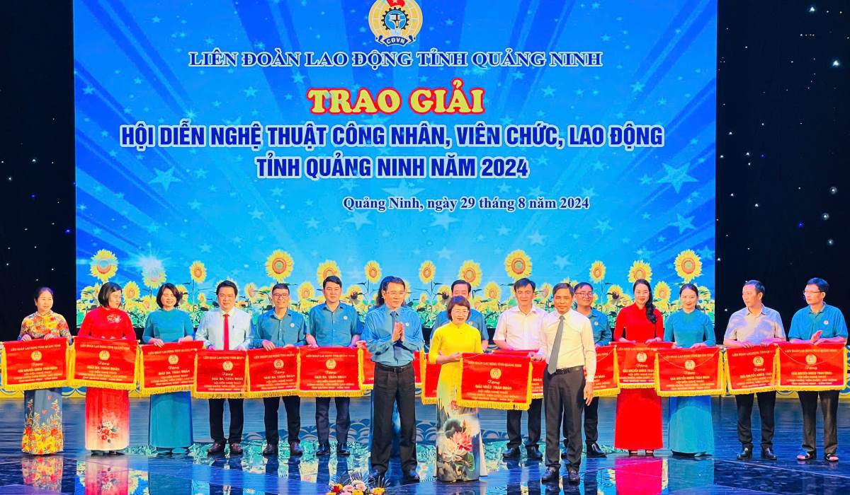 Lãnh đạo UBND tỉnh Quảng Ninh và LĐLĐ tỉnh Quảng Ninh trao giải các tiết mục xuất sắc tại “Hội diễn nghệ thuật CNVCLĐ tỉnh Quảng Ninh” năm 2024. Ảnh: Nguyễn Hùng