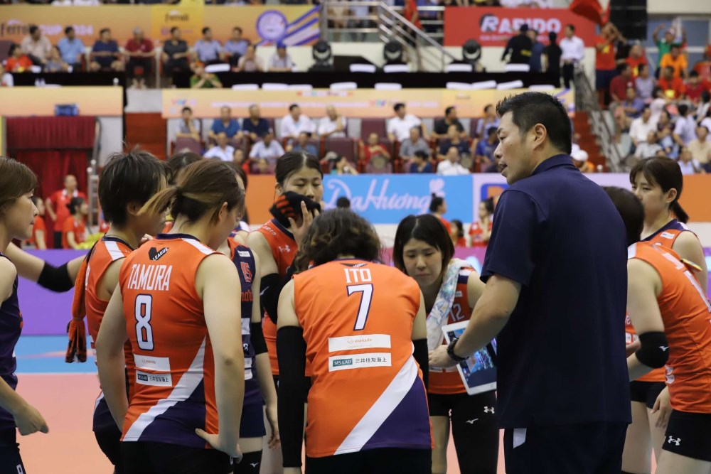 Coach Kitahara consults with his players during the match against Kuanysh. Photo: Chi Tran